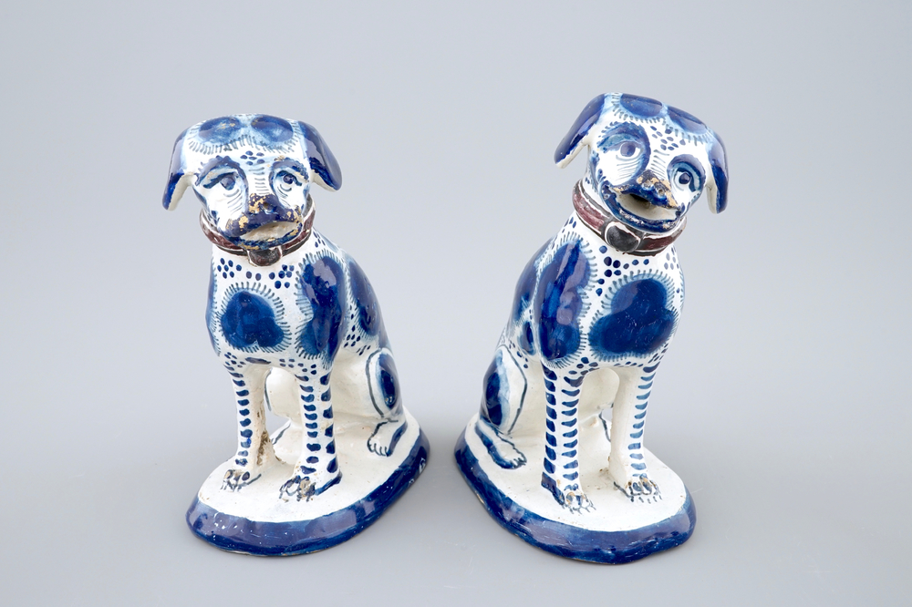Een paar gedateerde blauw-witte en mangane hondjes, Harlingen, Friesland, 1752