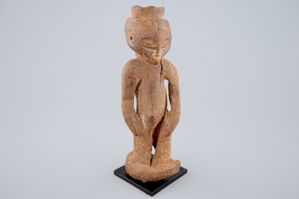 Een Afrikaans houten fetishbeeld op sokkel, Kanyok, Congo, midden 20e eeuw