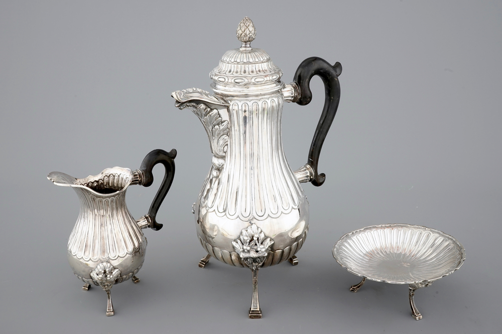 Een samengesteld driedelig Frans zilveren koffieservies, 18e/19e eeuw