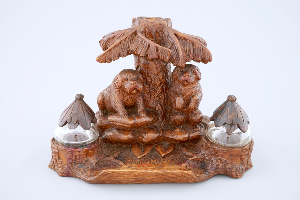 A Black Forest inkwell with two dogs, 1st half 20th C.