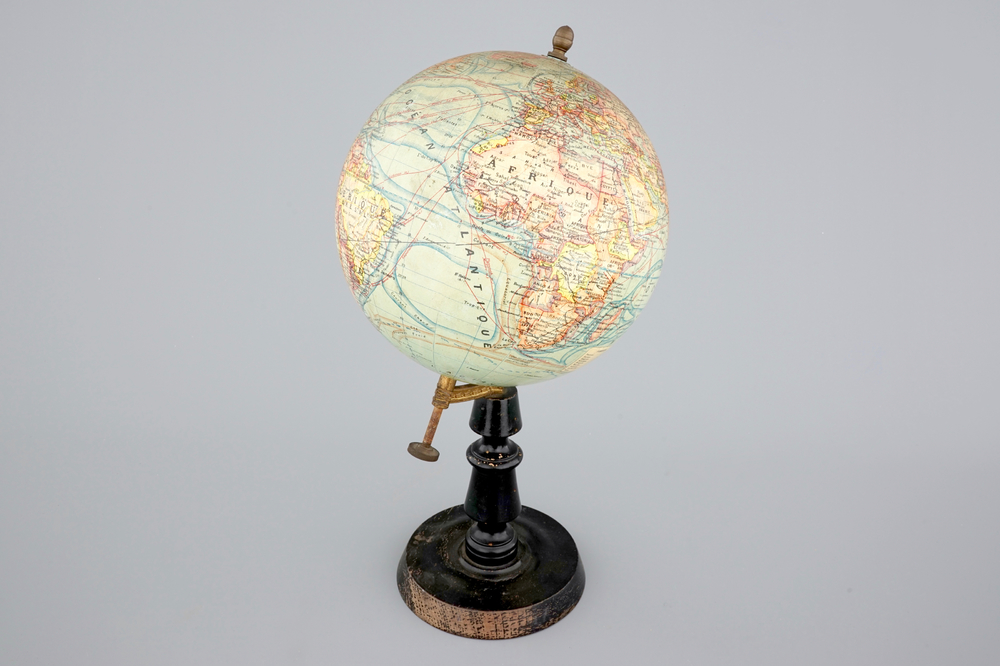 Een globe op houten voet, uitgegeven bij Forest in Parijs, ca. 1925