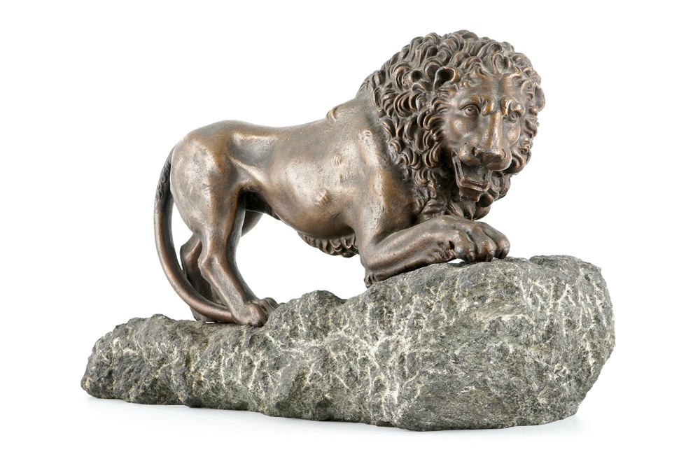 Een fijne leeuw in gietijzer op stenen sokkel, Frankrijk, 18e eeuw