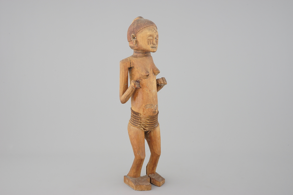 Een Afrikaans houten beeld, Pende of Chokwe, Congo, 1e helft 20e eeuw