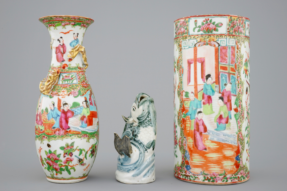 Deux vases en porcelaine de Canton famille rose et un poisson d'Arita, Japon, 19&egrave;me