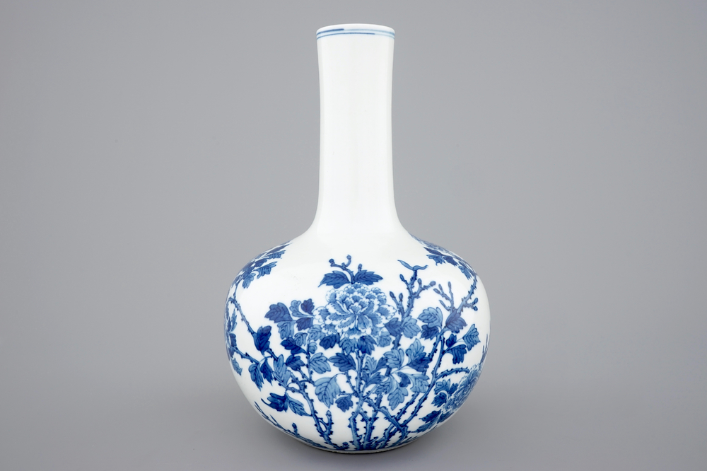 Un vase de forme bouteille en porcelaine de Chine bleu et blanc, 20&egrave;me