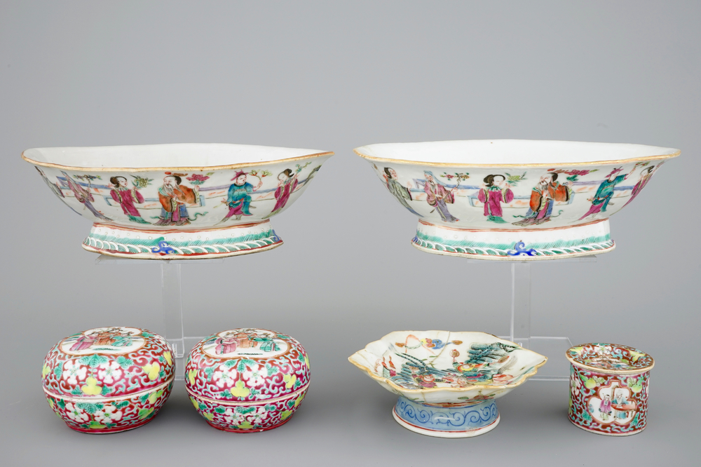 A pair of Chinese famille rose bowls and 3 covered boxes, 19th C.