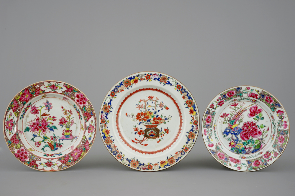 A set of 3 Chinese famille rose plates, Yongzheng/Qianlong, 18th C.