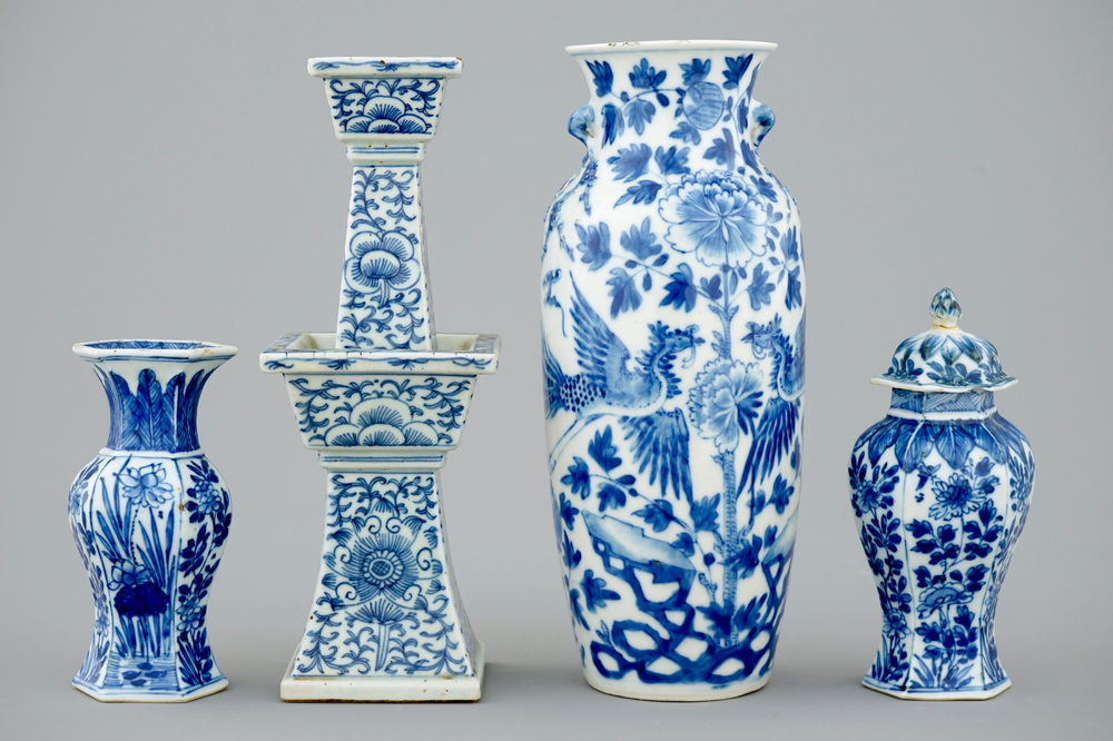 Un lot de 4 vases en porcelaine de Chine bleu et blanc, 18/19&egrave;me