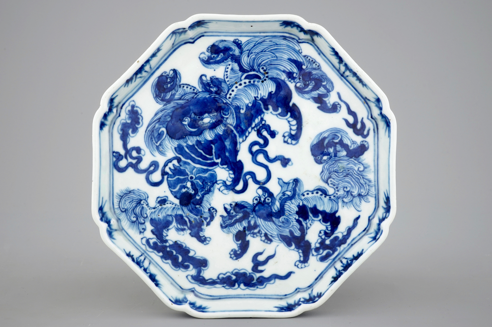 A Chinese octagonal blue and white dish with foo dogs, 19th C.