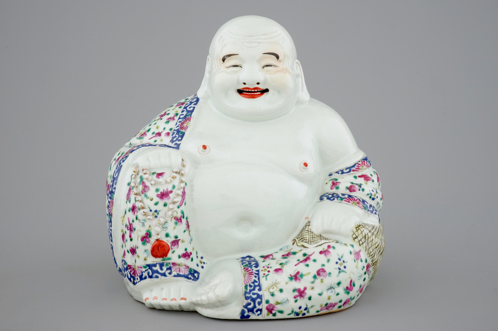 A large Chinese famille rose porcelain Buddha, 19/20th C.