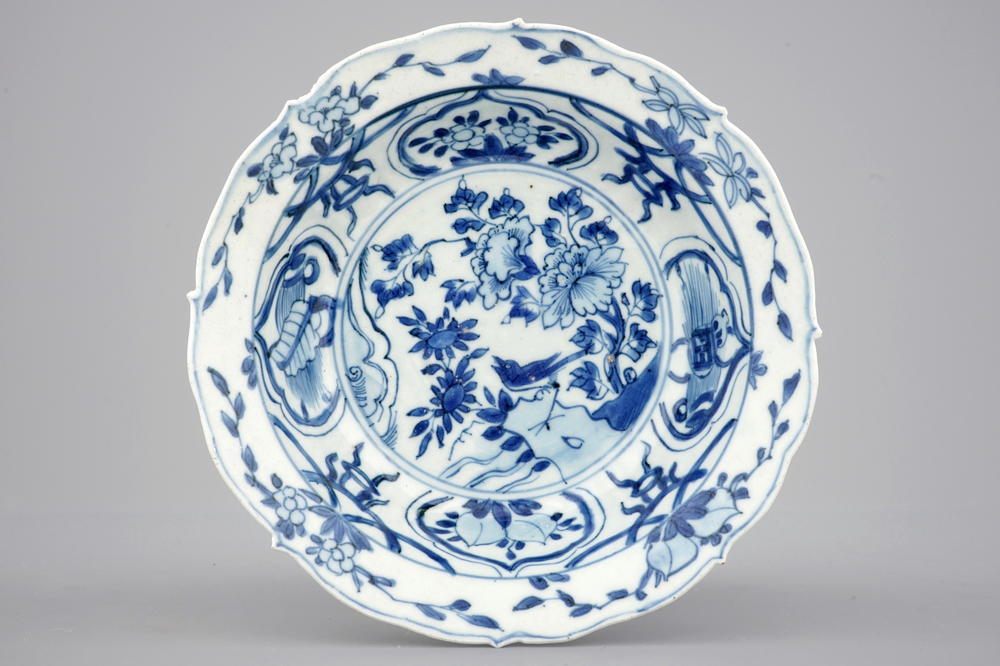 A blue and white Chinese kraak porcelain klapmuts bowl with a bird, Wanli, 1573-1619