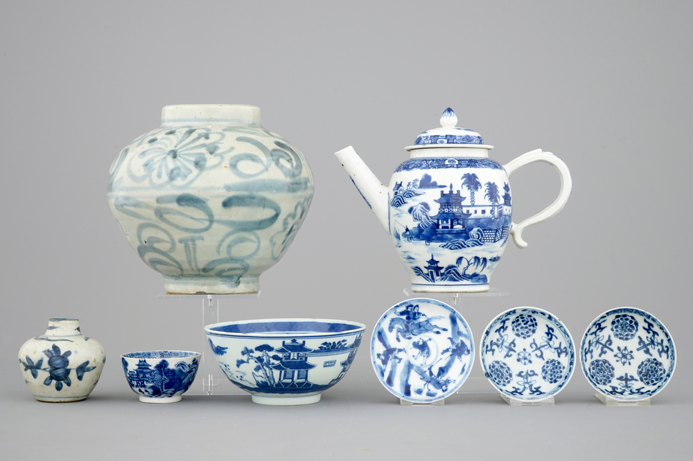 Een gevarieerde collectie blauw-wit Chinees porselein, 16/19e eeuw