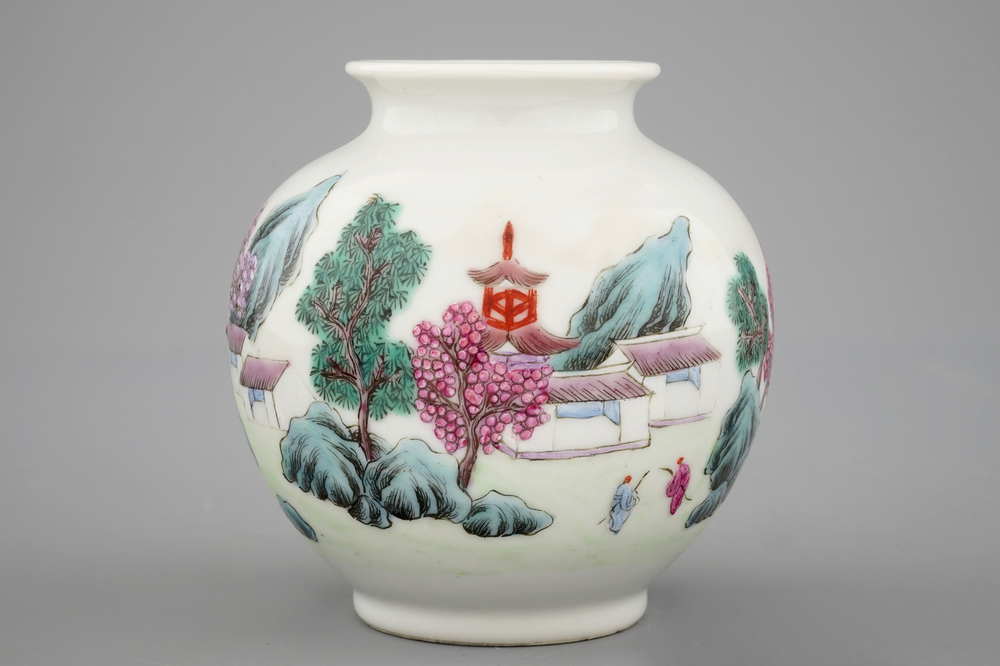 Un vase famille rose en porcelaine de Chine, marque de Hongxian