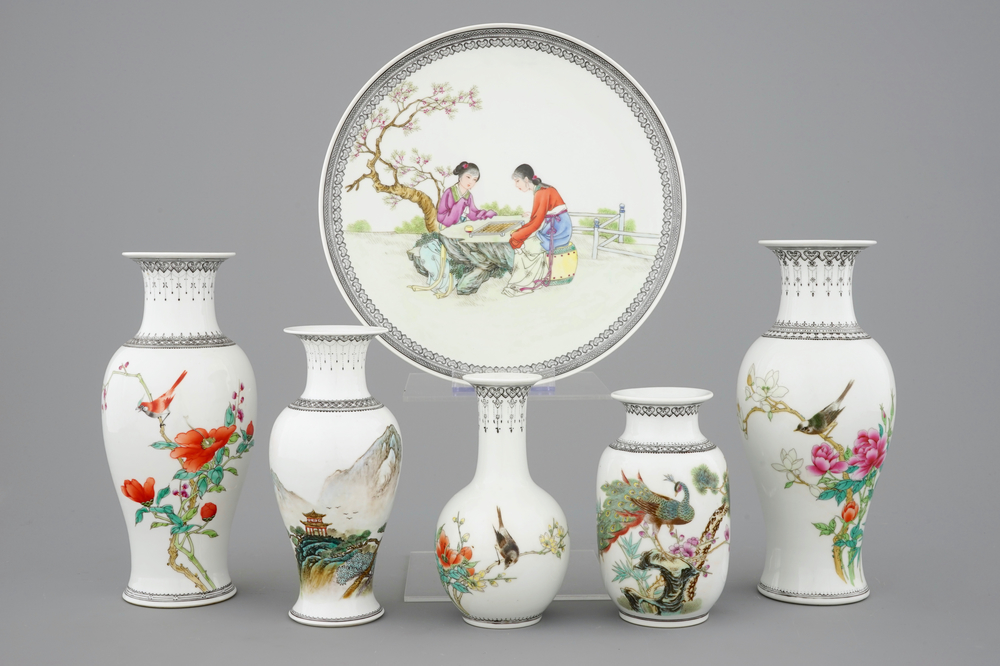 Cinq vases et un plat en porcelaine de Chine famille rose, R&eacute;publique, 20&egrave;me