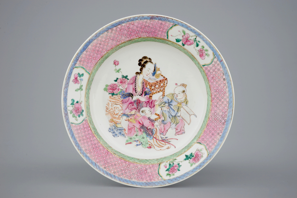 Une assiette en porcelaine de Chine famille rose coquille d'oeuf, Yongzheng, 1723-1735