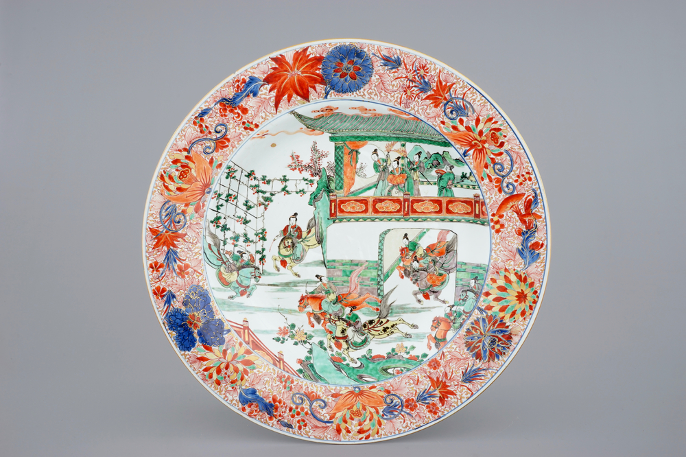 Een uitzonderlijk grote Chinese verte-Imari schotel met ruiters, Kangxi