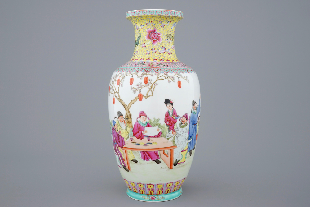 Un vase en porcelaine de Chine famille rose d'&eacute;poque R&eacute;publique, 20&egrave;me