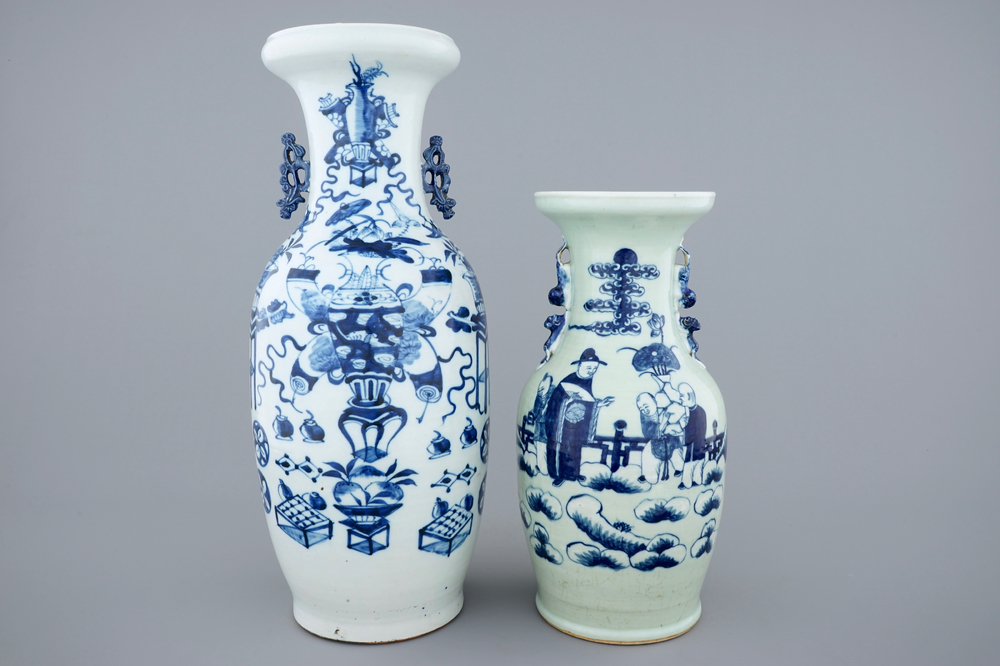 Twee Chinese vazen in blauw-wit op celadon fond, 19e eeuw