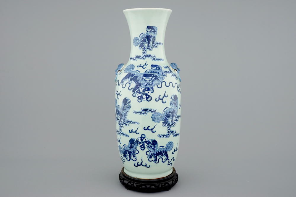 Un vase en porcelaine de Chine en bleu et blanc sur fond c&eacute;ladon aux chiens de fo, 19&egrave;me