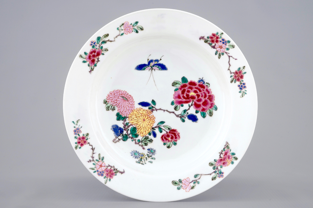 Une assiette au papillon en porcelaine de Chine famille rose, Yongzheng, 1723-1735