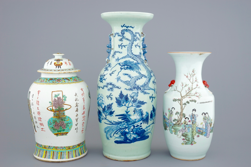 A set of 3 Chinese famille rose and blue and white porcelain vases, 19/20th C.