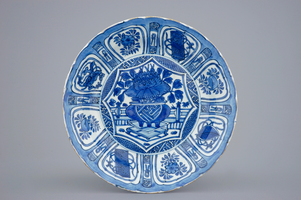 Een blauw-witte kraak porseleinen schotel met een bloemvaas, Wanli, 1573-1619