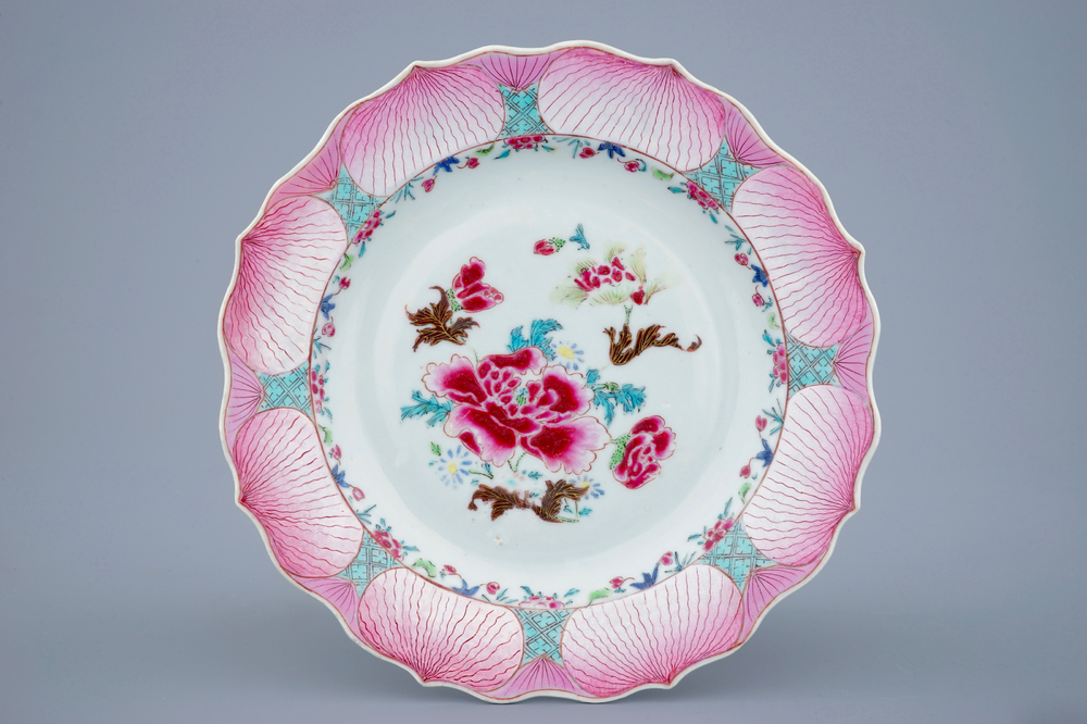 Une assiette en forme de lotus en porcelaine de Chine famille rose, Yongzheng/Qianlong