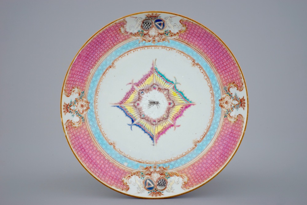 Une assiette armoiri&eacute;e en porcelaine de Chine famille rose pour l'export, Yongzheng, ca. 1735