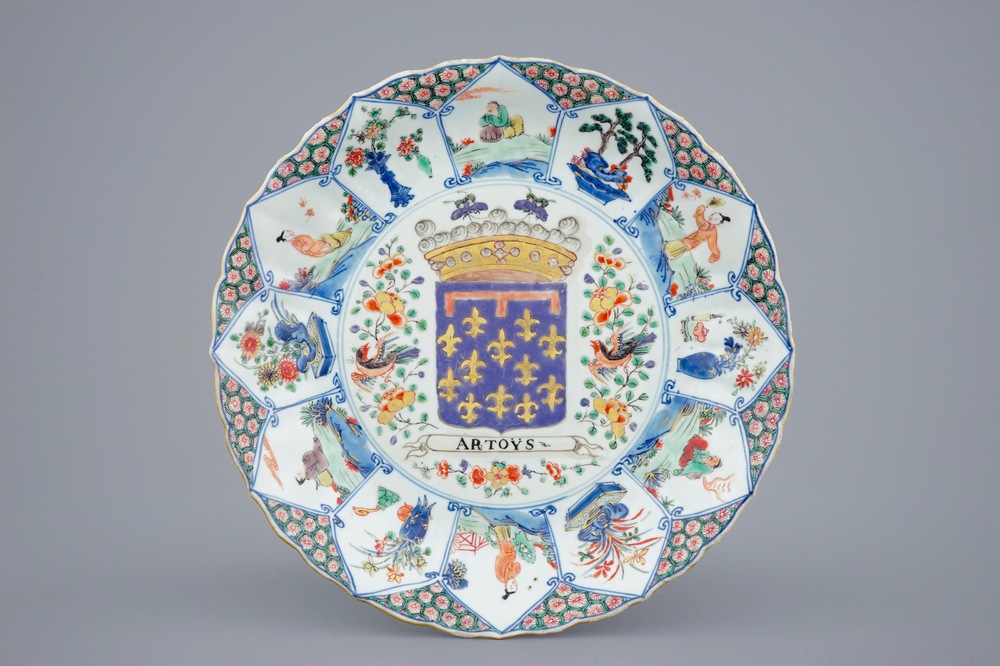 Een Chinese famille verte schotel met het wapen van Artoys, Kangxi/Yongzheng, ca. 1720