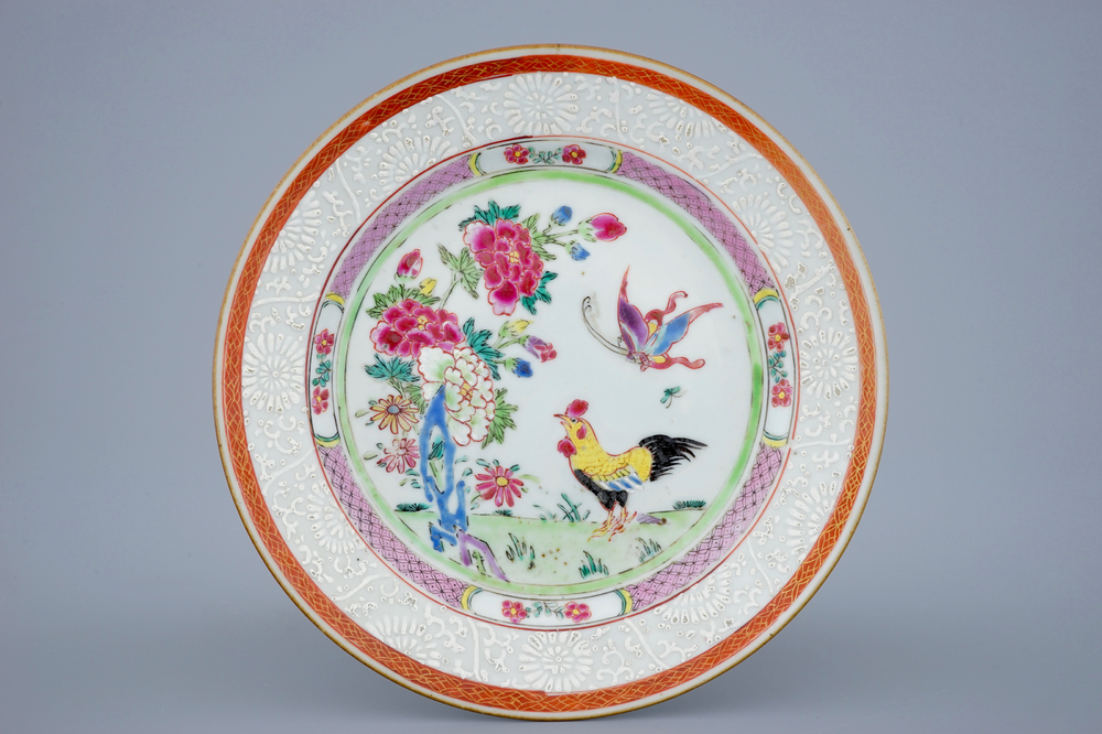 Une assiette en porcelaine de Chine famille rose &agrave; d&eacute;cor bianco sopra bianco, Yongzheng/Qianlong