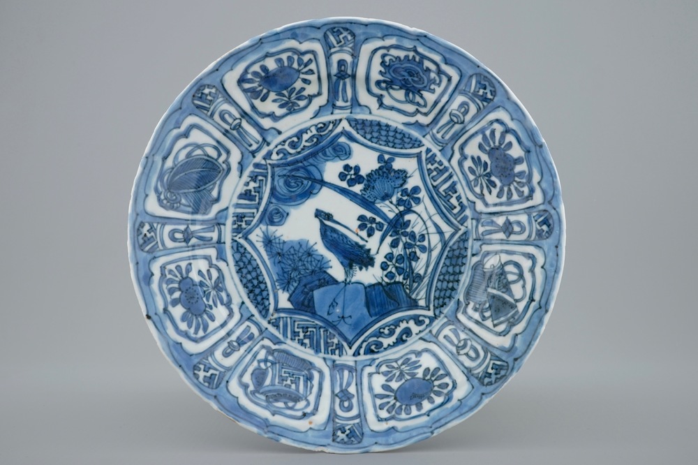 Een blauw-wit kraak porseleinen bord met een kraanvogel, Wanli, 1573-1619