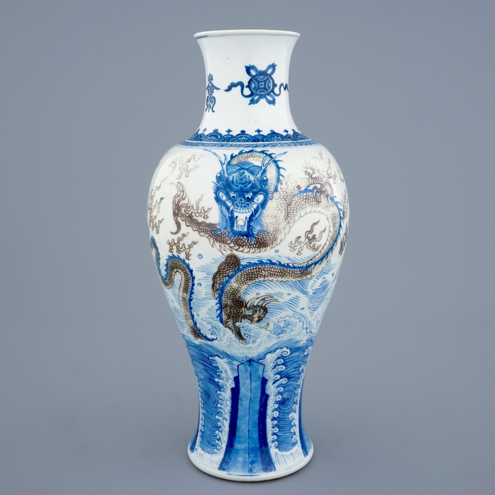 Een Chinese balustervaas met draken in blauw, wit en onderglazuur rood, Kangxi