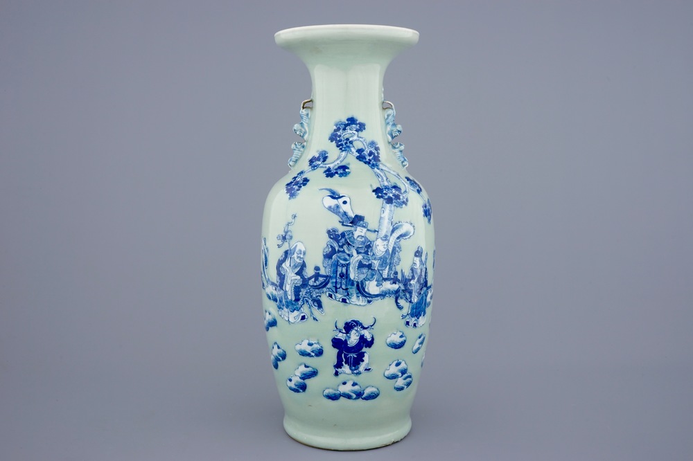 Een fijne Chinese blauw-wit op celadon fond vaas met personages, 19e eeuw