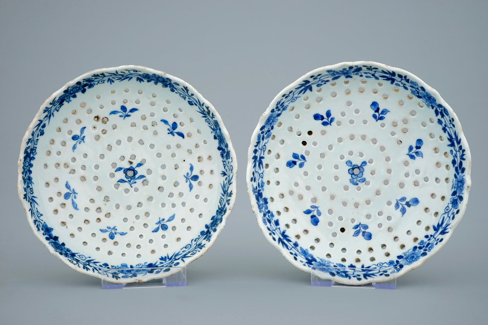 Une paire d'&eacute;gouttoirs en porcelaine de Chine bleu et blanc d'apr&egrave;s un mod&egrave;le en Delft, Qianlong, 18&egrave;me