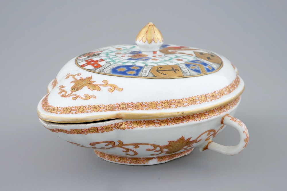 Een Chinese sauskom met deksel met het wapen van Van Reverhorst, Qianlong, ca. 1745