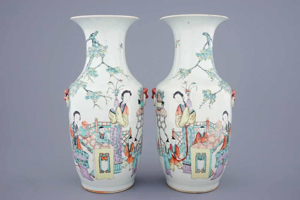 A pair of Chinese qianjiang cai vases with ladies and children, 19/20th C.