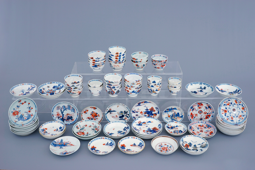 Een grote collectie van 42 Chinese Imari-stijl schotels en 44 koppen, Qianlong, 18e eeuw