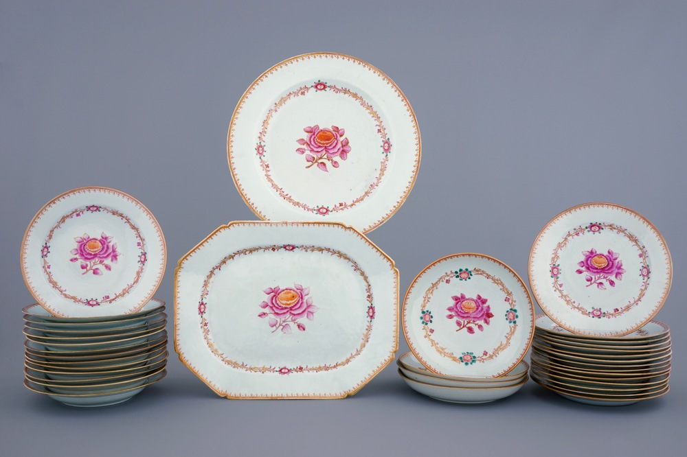 Een 35-delig Chinees famille rose servies met &quot;John Adams&quot; decor, Qianlong, 18e eeuw