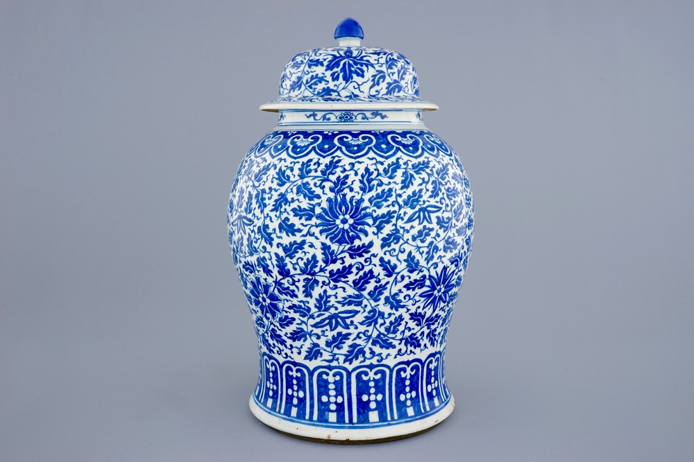 Een Chinese blauw-witte dekselvaas met decor van lotus scrolls, 19e eeuw