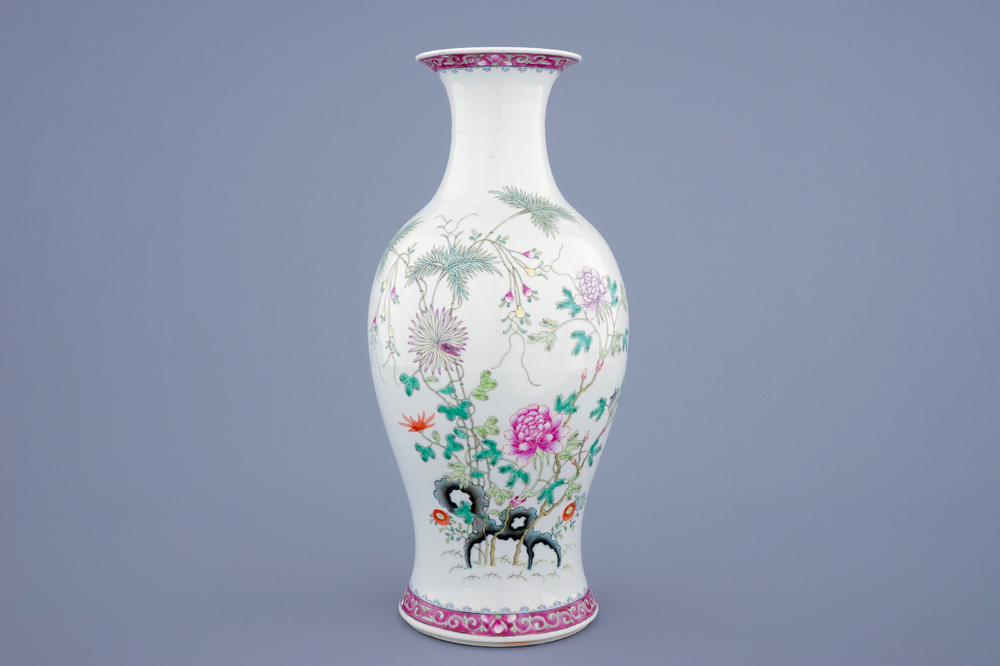 Un vase en porcelaine de Chine famille rose &agrave; d&eacute;cor floral, 19/20&egrave;me