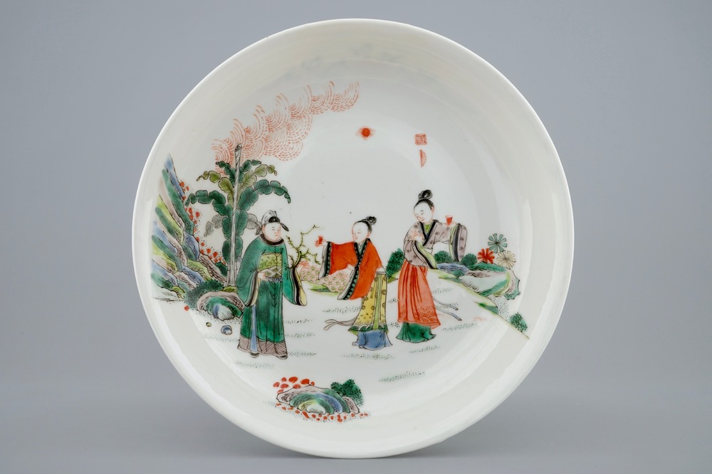 A Chinese famille verte plate with a garden scene, 19/20th C.