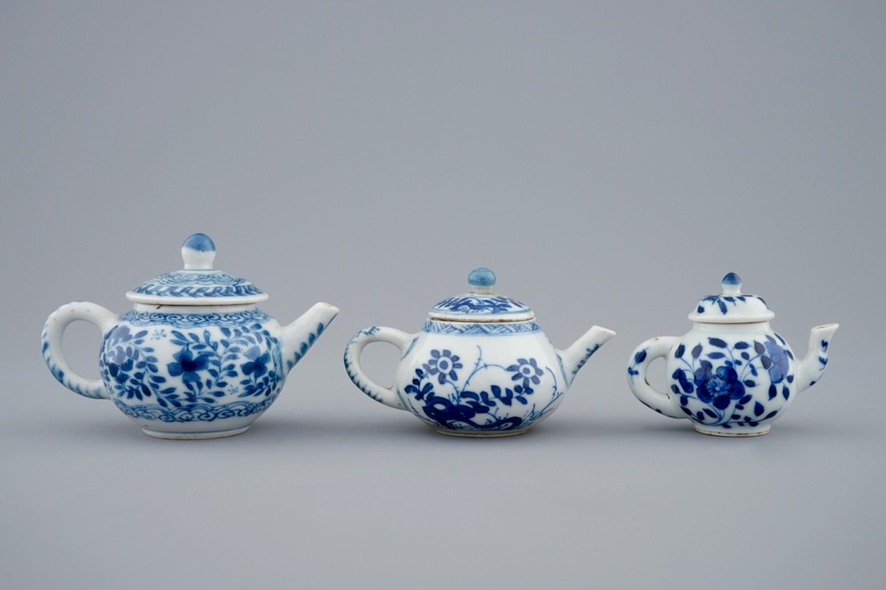 Trois th&eacute;i&egrave;res miniatures en porcelaine de Chine bleu et blanc, Kangxi