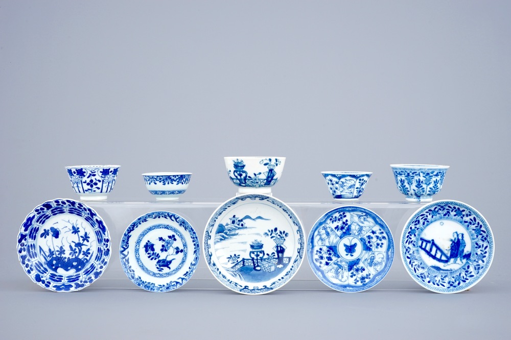 Un lot de 5 tasses et soucoupes en porcelaine de Chine bleu et blanc, 18&egrave;me