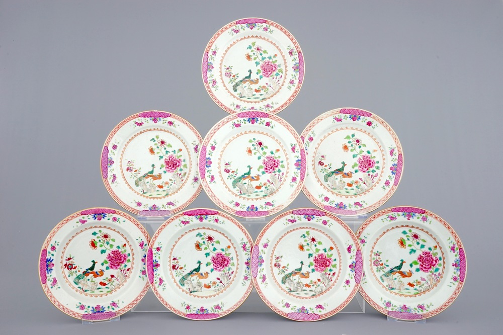 Een lot van 8 Chinese famille rose borden met decor van pauwen, Qianlong, 18e eeuw