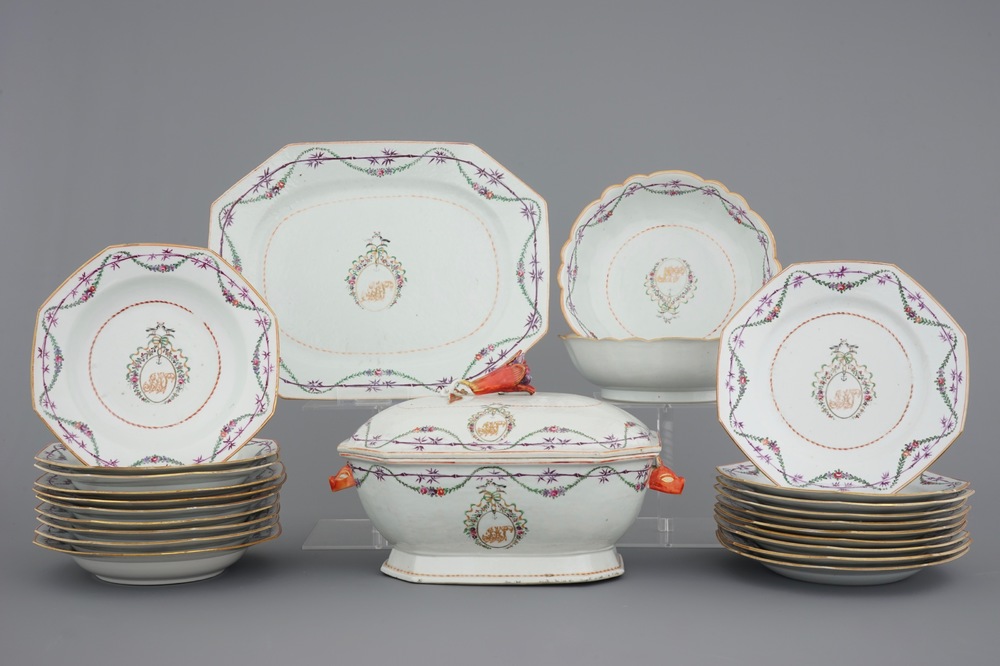 Een gemonogrammeerd 25-delig Chinees famille rose servies met terrine op presentoir, Qianlong, 18e eeuw