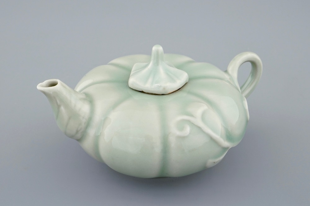 Een Chinese celadon theepot in de vorm van een pompoen, 19/20th C.