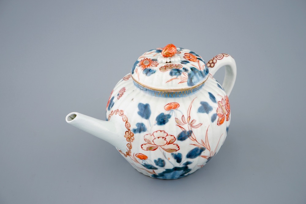 A ribbed Japanese Imari teapot and cover, 18th C.