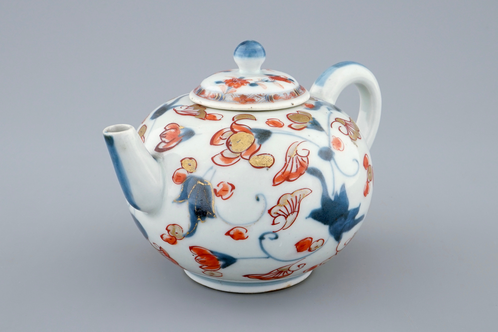 Een fraaie Japanse Imari theepot met deksel, Edo, 18e eeuw