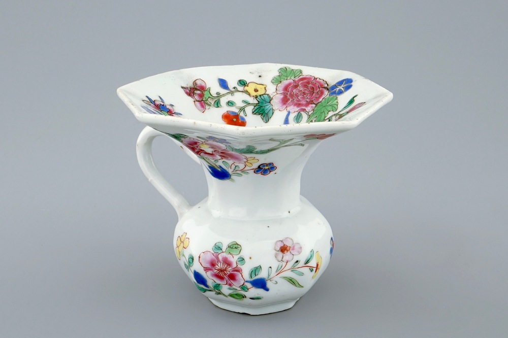 Un crachoir en porcelaine de Chine famille rose, Yongzheng/Qianlong