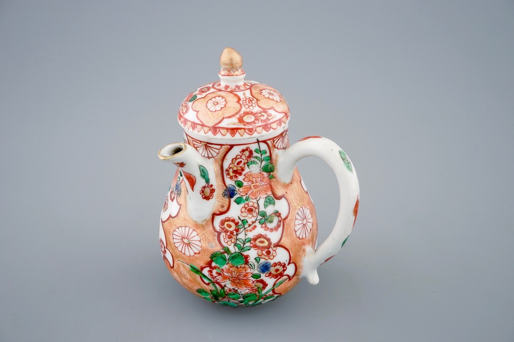 Een Chinese verte-Imari chocoladepot met deksel, Kangxi